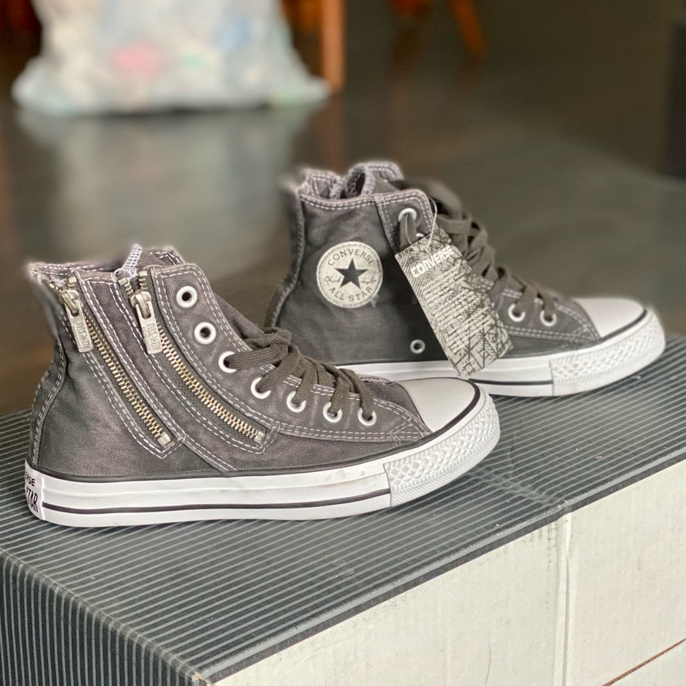 Size 6 hightop converse